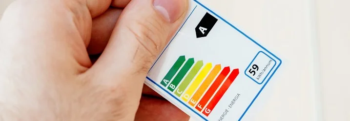 Eine Hand hält ein Energielabel mit der Klassifizierung A